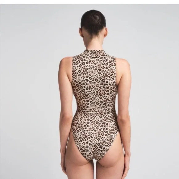 SKIMS *NWT ZIP FRONT SLEEVELESS ONE PIECE | CHAMPAGNE LEOPARD PRINT | S - Picture 3 of 5